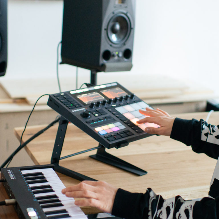 medias Saqueo Refinamiento Be bold, back yourself, and find a community…” Jane Arnison on Pathwaves | Native  Instruments Blog