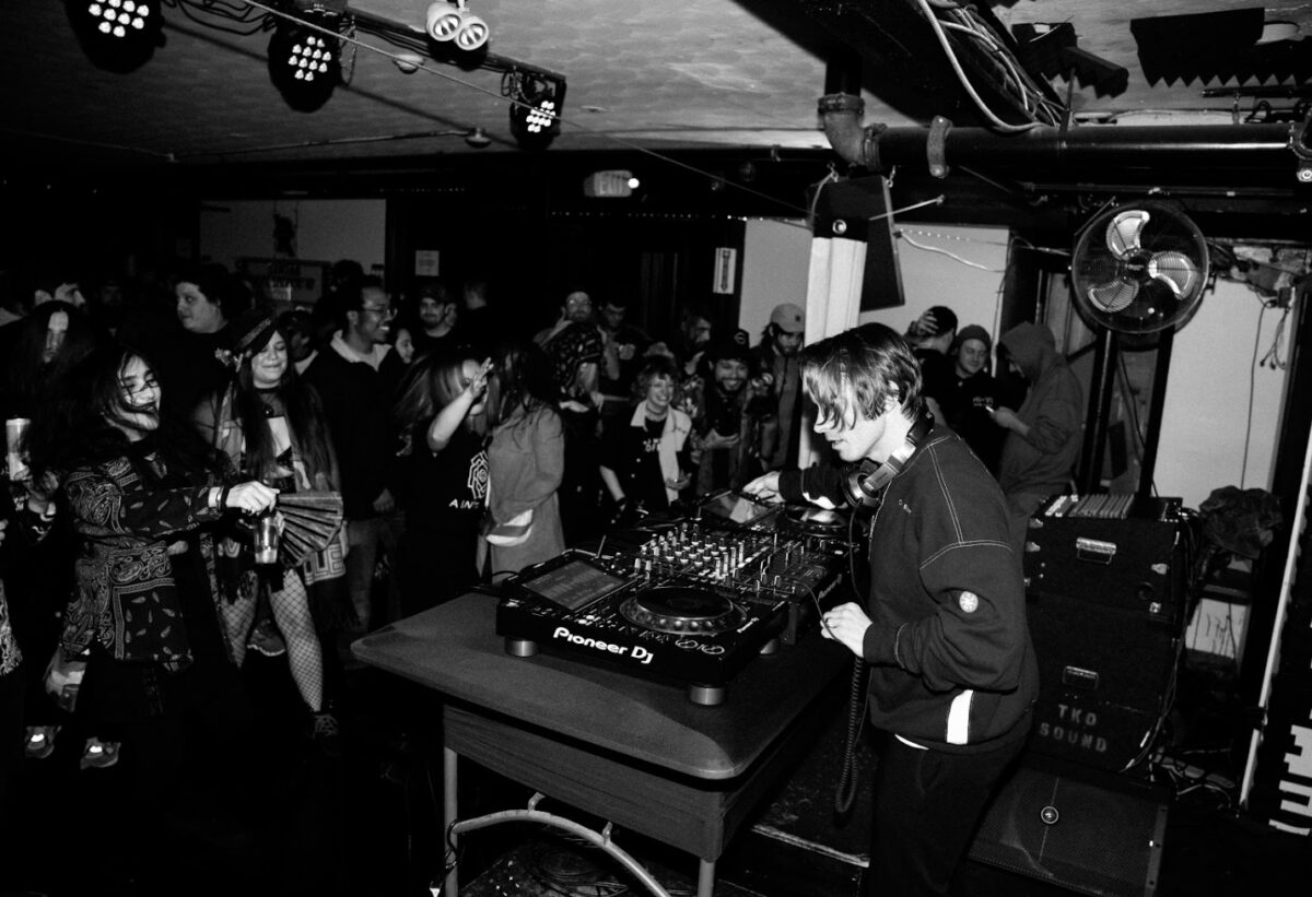 Ainonow live